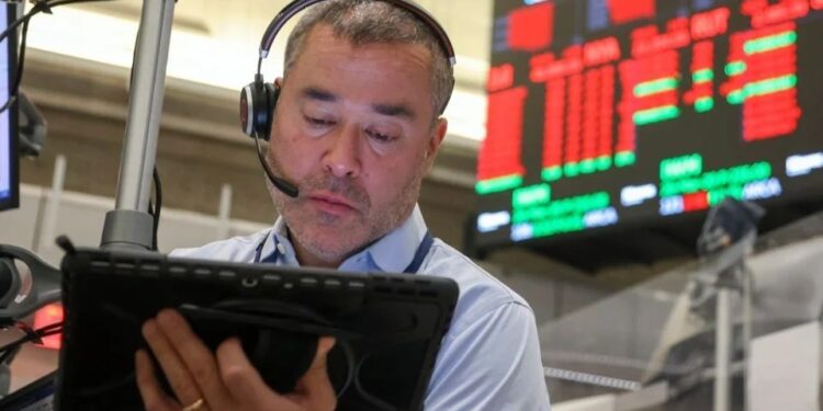 Caídas en los mercados: Wall Street abre en rojo mientras repunta el precio del crudo