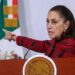 Sheinbaum confirma que una mujer salió a tomar el sol en una ventana de Palacio Nacional