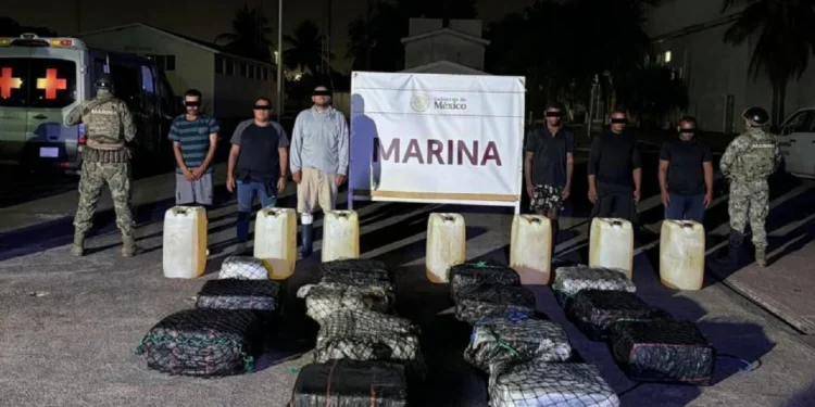 Aseguran embarcación con 650 kilos de cocaína y detienen a seis en Michoacán tras