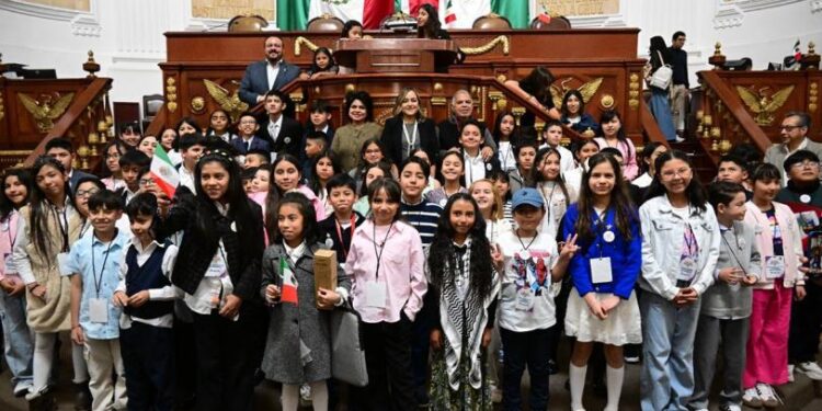 Pequeños parlamentarios de CDMX alzan la voz contra el bullying y los riesgos en redes sociales