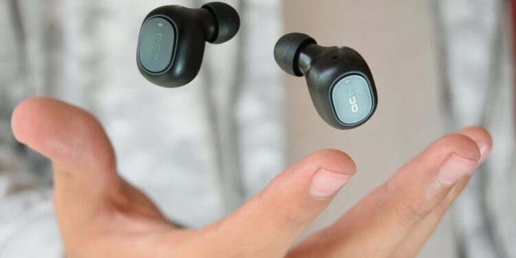 Uso excesivo de audífonos en los jóvenes mexicanos causa sordera prematura e irreversible