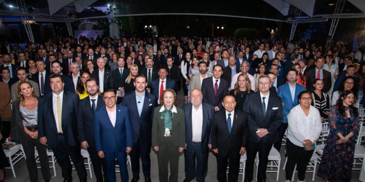 Arropan a Pedro Haces Lago en la presentación de su nuevo libro sobre Tlalpan