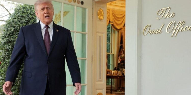 Católicos de EU arremeten contra Trump por imagen en la que imita a Jesús; borra la publicación