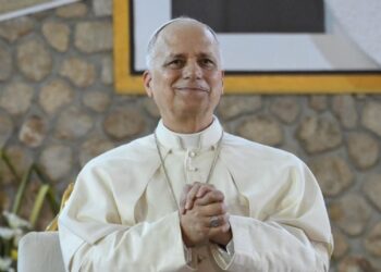 «El mundo está siendo destruido por tiranos», acusa el papa León XIV en medio de críticas de Trump