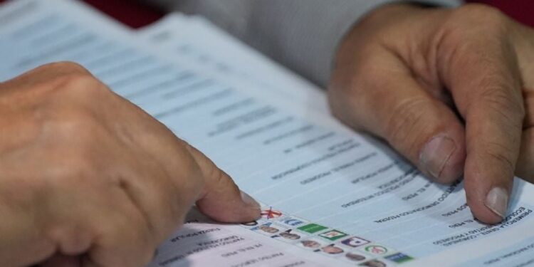 Elecciones en Perú: catean la casa del exjefe del organismo electoral por retrasos en votación