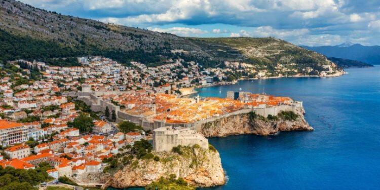 Reportan oleada de amenazas de bomba falsas en Croacia; evacuan escuelas, un centro comercial y el ayuntamiento