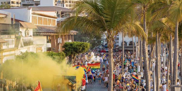 Celebran con éxito orgullo LGBT+ en Puerto Vallarta; comité organizador del Vallarta Pride reporta más de 40 mil visitantes.