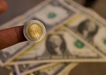 Peso mexicano se fortalece previo a decisión de Banxico; Bolsa Mexicana también avanza
