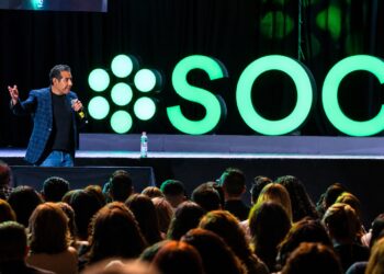 Actuar sin pretextos, la clave para crecer: Yordi Rosado en Aula SOC
