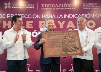 Julio Menchaca, Gobernador de Hidalgo, y Santiago Nieto, del IMPI, protegen la producción del chile rayado de La Misión