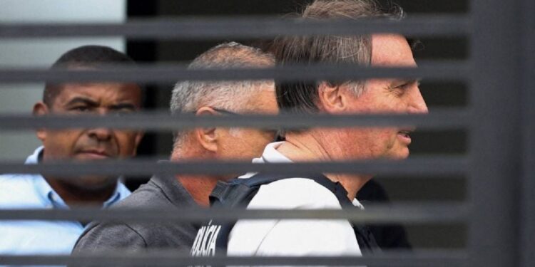 Internan a Bolsonaro en Brasilia para operarle el hombro derecho