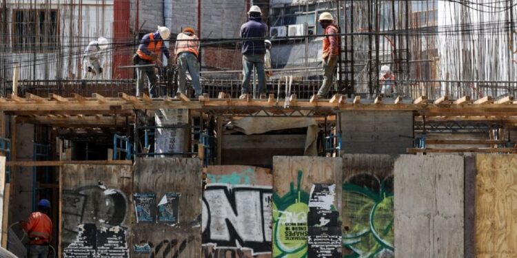 Inversión fija bruta en México hila 17 meses a la baja: cae 4.2% interanual en febrero