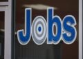Desempleo de EU se mantiene en 4.3% en abril pese a creación de más de 100 mil puestos