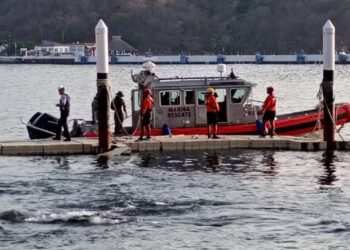 Decomisan 13 paquetes y un bulto de cocaína que flotaban en el océano Pacífico
