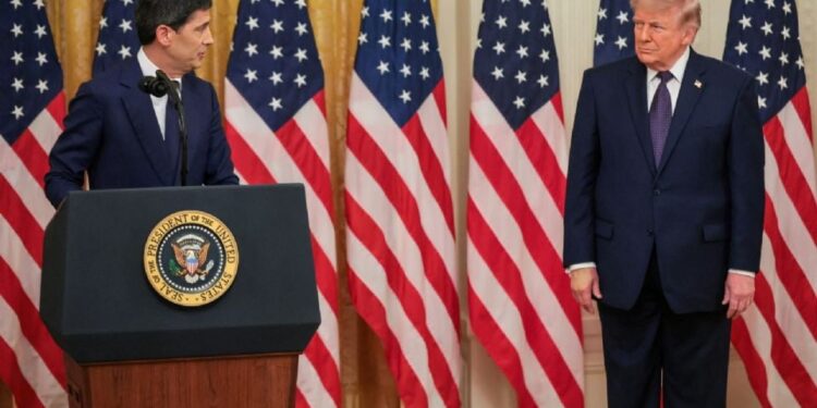 Kevin Warsh asume la presidencia de la Fed en medio de presiones a la política monetaria
