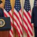 Kevin Warsh asume la presidencia de la Fed en medio de presiones a la política monetaria