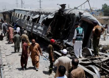Detona objeto explosivo al interior de un tren en Pakistán; suman 24 muertos y al menos 70 heridos