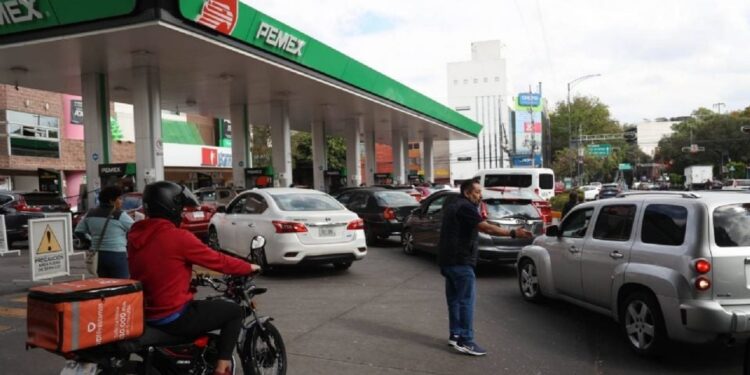 Pemex dependerá del gobierno y del mercado hasta 2028 para cumplir sus obligaciones, advierte Moody’s Ratings