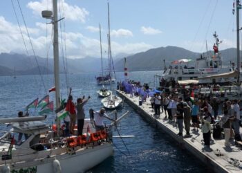 Barco turístico se hunde con más de 100 pasajeros en las costas de Turquía; no reportan víctimas