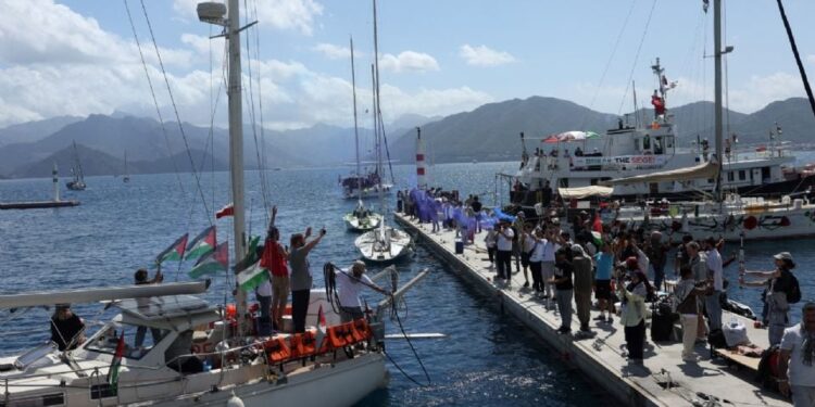 Barco turístico se hunde con más de 100 pasajeros en las costas de Turquía; no reportan víctimas