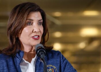 Nueva York promueve restricciones para operaciones del ICE: limita pasamontañas y operaciones en escuelas e iglesias