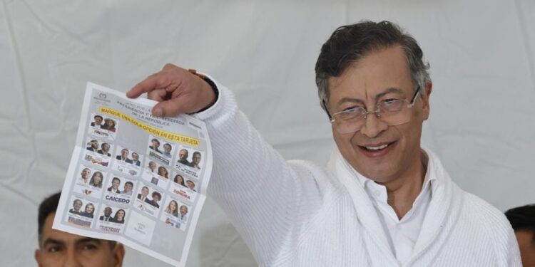 Petro acude a votar en las elecciones presidenciales y desata críticas por mostrar su boleta marcada