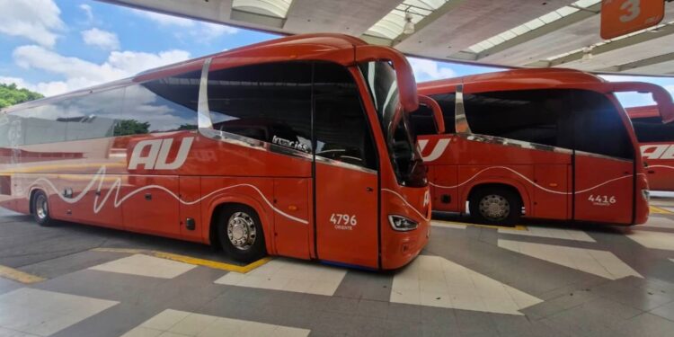 De 7 unidades a mover 32 millones de pasajeros: 100 años garantizando que siempre hay un AU para llevarte