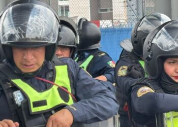 Policías antimotines de CDMX estrenan cascos y escudos en operativo para blindar el AICM