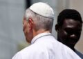 «No pueden hablar de dignidad y dejar que los mares sean cementerios», dice el papa León XIV a Europa