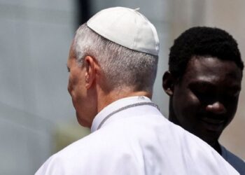«No pueden hablar de dignidad y dejar que los mares sean cementerios», dice el papa León XIV a Europa