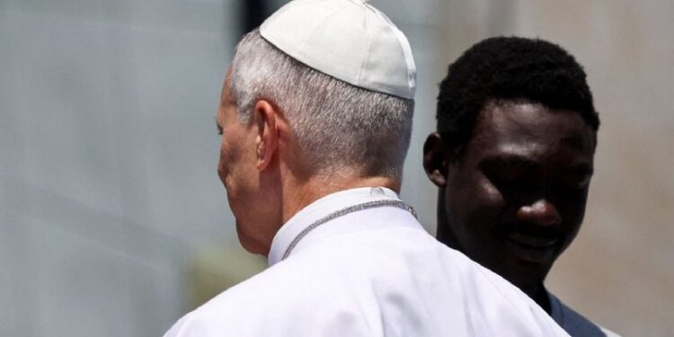 «No pueden hablar de dignidad y dejar que los mares sean cementerios», dice el papa León XIV a Europa