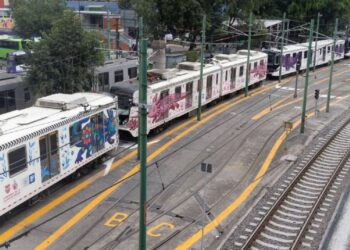 Falla el Tren Ligero en ruta al Estadio Azteca a 10 días del Mundial; queda ladeado sobre las vías