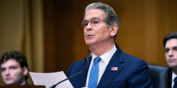 EU emite aviso a bancos para identificar cuentas de migrantes tras orden ejecutiva de Trump
