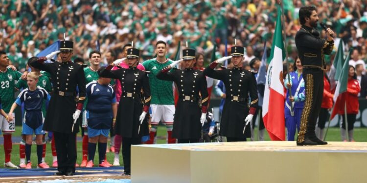 Alejandro Fernández estremece al Estadio Azteca con emotiva interpretación del Himno Nacional Mexicano