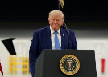 «No causen problemas o volveremos a atacar con mucha fuerza», advierte Trump a Irán en medio de negociaciones en Suiza