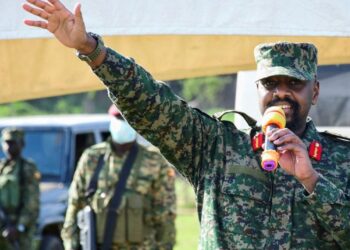 «No creo en la libertad de prensa»: jefe del Ejército de Uganda cierra dos medios de comunicación