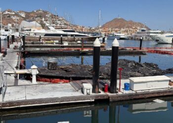 Abren investigación por el incendio de embarcaciones en Cabo San Lucas y el hallazgo de un cuerpo