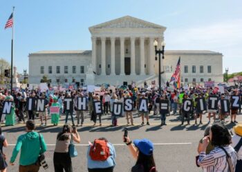 Limitar la ciudadanía de EU a personas nacidas de padres migrantes es ilegal, determina la Corte Suprema