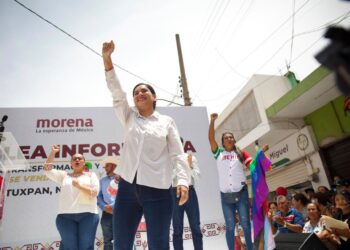 Elizabeth López Blanco exhibe músculo en interna de Morena por Nayarit