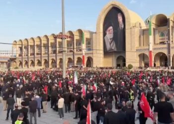 Funeral del líder supremo de Irán reúne a miles entre llanto y llamados de venganza