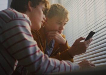 Detienen a seis adolescentes tras amenazar por TikTok con un ataque a escuela en Bélgica