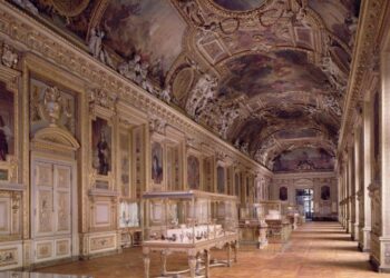 El Louvre reabre la Galería Apolo sin sus joyas y con los murales como protagonistas del lugar del robo
