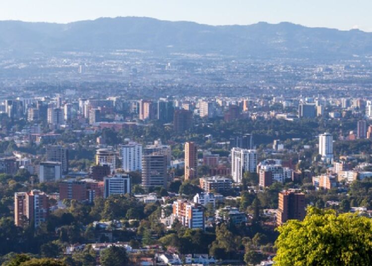 Al menos seis personas son asesinadas a balazos afuera de una residencia en la capital de Guatemala