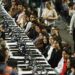 Cientos de jóvenes abarrotan el Palacio de los Deportes para el examen de control de la UNAM
