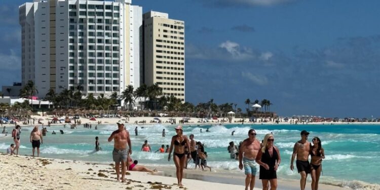 PIB turístico apenas avanza 0.1%, mientras se desploma el gasto de turistas extranjeros