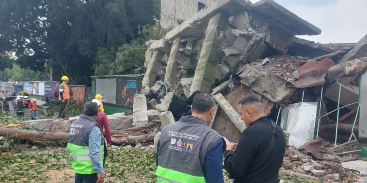 Derrumbe sacude a la Escandón; Fiscalía investiga colapso de inmueble