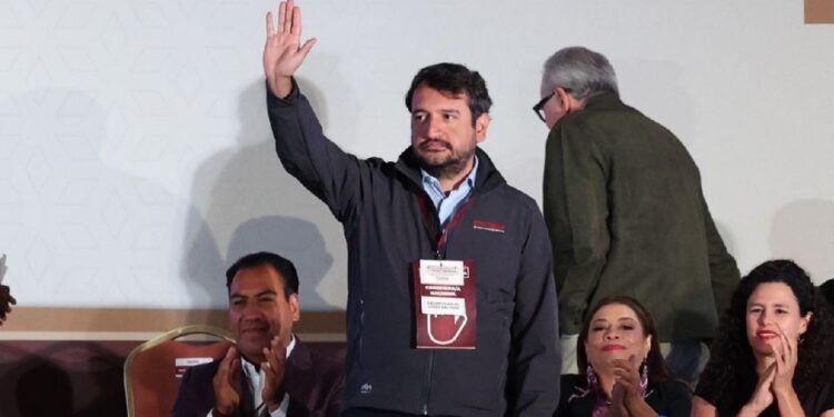 Retiro de visa a Andy López Beltrán desata acusaciones de la oposición