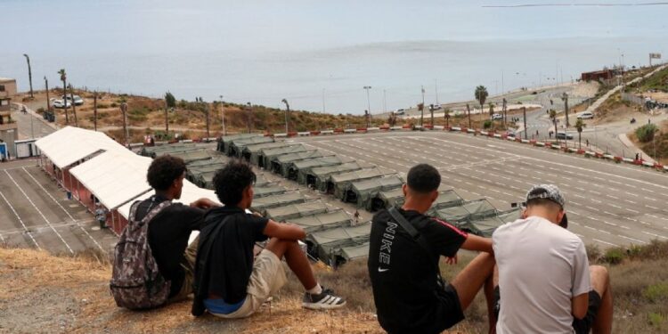 Crisis en Ceuta: miles de migrantes permanecen en el enclave a tres semanas del arribo masivo