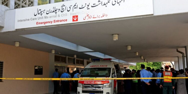 Mueren 14 recién nacidos durante incendio en la sala infantil de un hospital en Pakistán