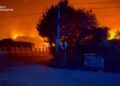 Ataque ruso a un almacén cerca de Kyiv deja 37 muertos y un incendio que se propagó a viviendas